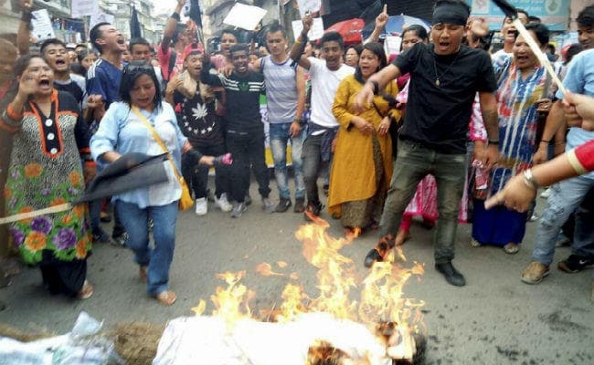 दार्जीलिंग में फिर हिंसा, सेना तैनात, जीजेएम का बंद आज