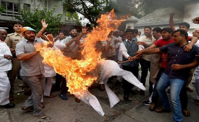 राहुल गांधी के बाद अब आम आदमी पार्टी ने किया मंदसौर के किसानों से मिलने का एलान, 7 जिलों में फैली हिंसा