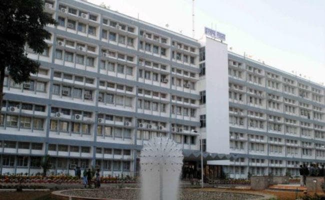 झारखंड में सरकारी कर्मचारियों के लिए ड्रेस कोर्ड : पुरूष नहीं पहन सकेंगे स्टाइलिश कपड़े, महिलाओं को लेना होगा दुपट्टा