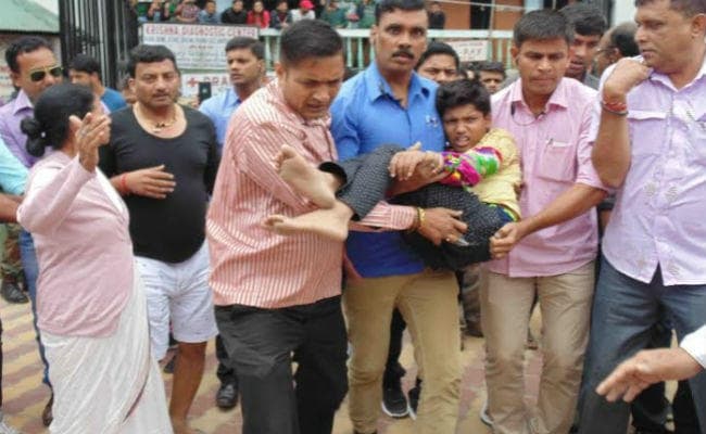 बीमार बच्चे को लेकर सदर अस्पताल पहुंचीं मुख्यमंत्री