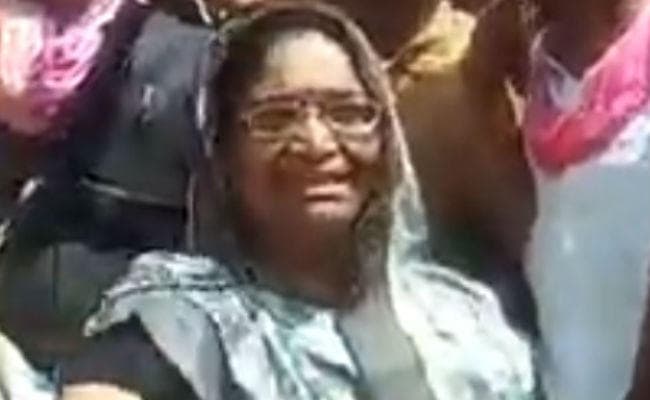 कांग्रेस की महिला विधायक ने पुलिस थाने में आग लगाने के लिए उकसाया, सोशल मीडिया पर वीडियो वायरल, देखें वीडियो