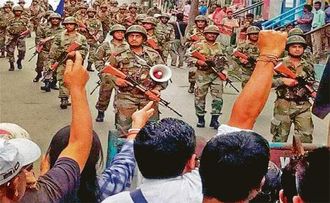 दार्जिलिंग: फ्लैग मार्च कर रहे हैं सेना के जवान, गोजमुमो के बंद से सड़कों पर पसरा सन्नाटा, आइटीआइ कॉलेज फूंका, रोकी बसें
