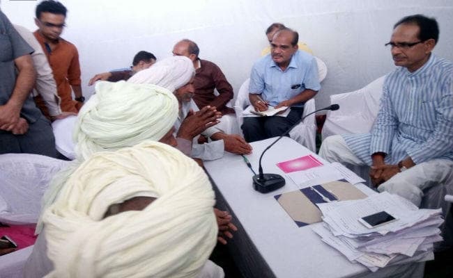 हिंसक किसान आंदोलन के बाद उपवास पर बैठे शिवराज सिंह चौहान ने शुरू की किसानों से चर्चा