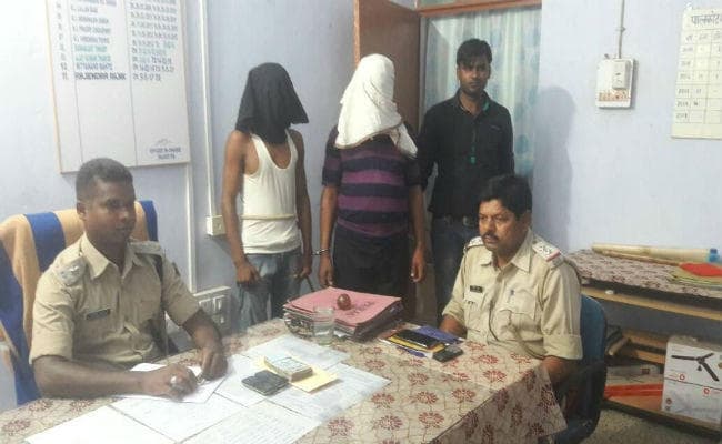 गुमला : PLFI  के तीन उग्रवादी गिरफ्तार- हथियार, पैसा व मोबाइल बरामद