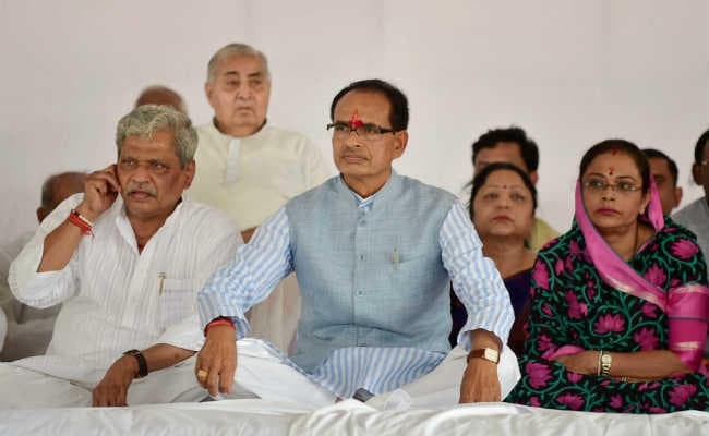 शिवराज सिंह चौहान ने उपवास तोड़ा, कैलाश जोशी ने नारियल पानी पिलाकर उपवास तुड़वाया