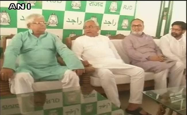 लालू यादव ने 70वें जन्मदिन पर रात 12 बजे काटा केक, सोनिया-नीतीश ने दी बधाई