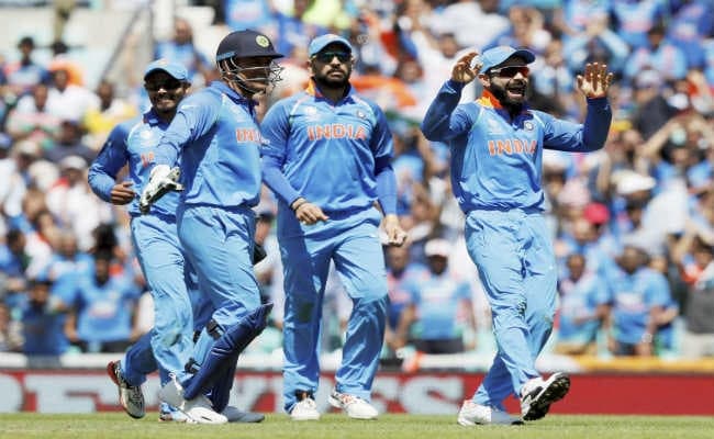 विराट कोहली के पीठ पर धौनी का हाथ, कप्तान के लिए साबित हो रहे तुरुप का इक्का