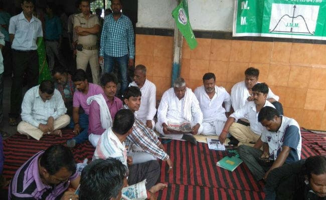 धनबाद -चंद्रपुरा रेललाइन बंदी की घोषणा के खिलाफ धरने पर बैठे पूर्व मंत्री मथुरा महतो