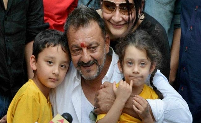 संजय दत्त की रिहाई पर बॉम्बे हाईकोर्ट सख्त, दोबारा जाना पड़ सकता है जेल !