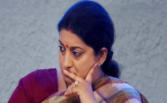 पढ़ें, आखिर क्यों फेंकी गयीं केंद्रीय कपड़ा मंत्री स्मृति ईरानी पर चूड़ियां