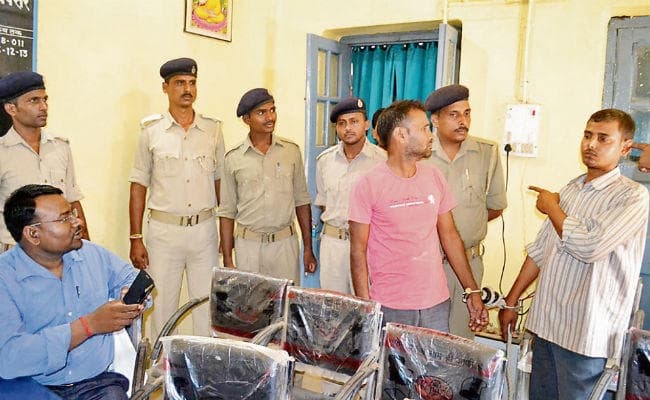 VIDEO : बिहार के बक्सर में गिरफ्तार तस्करों का खुलासा, पुलिस पैसा लेकर चेकपोस्ट से पार कराती है शराब