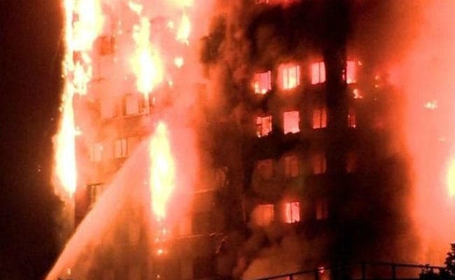 लंदन के बहुमंजिला टावर में भीषण आग
