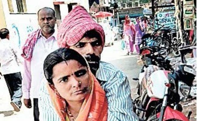 एंबुलेंस की नहीं मिली सुविधा, तो पति को पीठ पर लाद कर घर के लिए निकली महिला