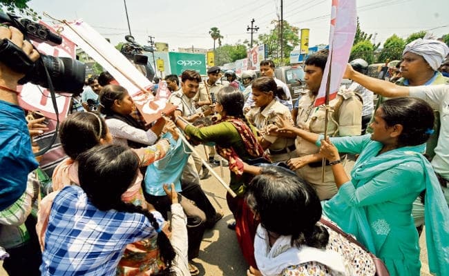 इंटर रिजल्ट : छात्र व पुलिस में झड़प, लाठीचार्ज