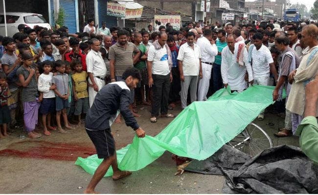 रोसड़ा में बस ने अधिवक्ता को कुचल डाला, उग्र हुए ग्रामीण, पुलिस ने की फायरिंग