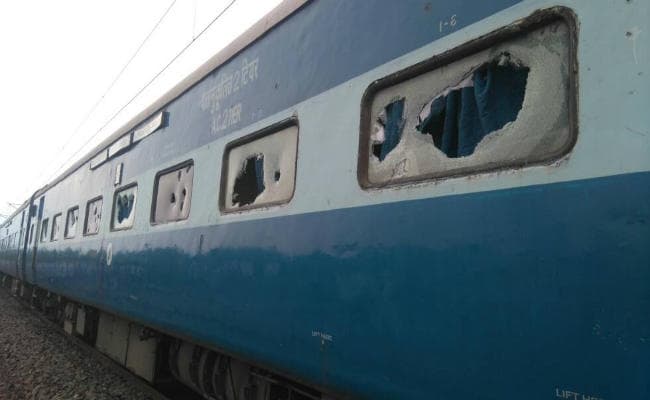 DC लाइन बंदी इफेक्ट : कतरास बंद, तोड़फोड़, मालगाड़ी रोकी, एलेप्पी के शीशे तोड़े, ओपी-जलेश्वर गिरफ्तार