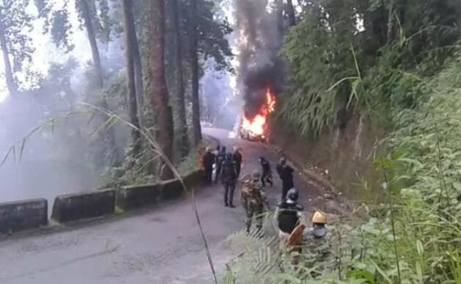 दार्जिलिंग का संकट गहराया, GJM के नेताओं के परिसर पर छापेमारी के बाद समर्थक हुए उग्र, गाड़ी जलाई, सभी कार्यालय बंद