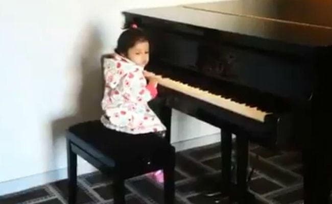 धौनी की बेटी जीवा सीख रही है पियानो, देखें वीडियो