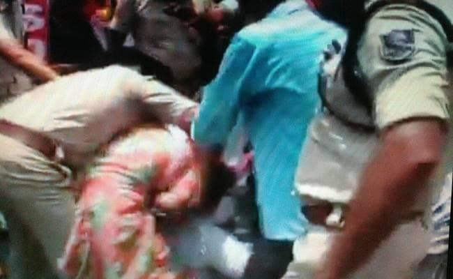 VIDEO : बिहार पुलिस के सब-इंस्पेक्टर ने छात्रा के साथ की थी खुलेआम शर्मनाक हरकत, उसके बाद...