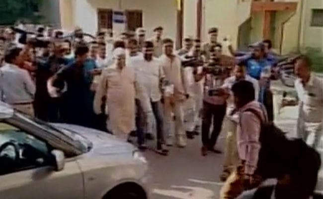 चारा घोटाला : सीबीआई की विशेष अदालत में पेश होने के लिए पहुंचे लालू प्रसाद