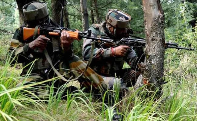 कश्मीर: सुरक्षाबलों के घेरे में फंसे आतंकी, बचाने के लिए हिंसा पर उतरे ग्रामीण