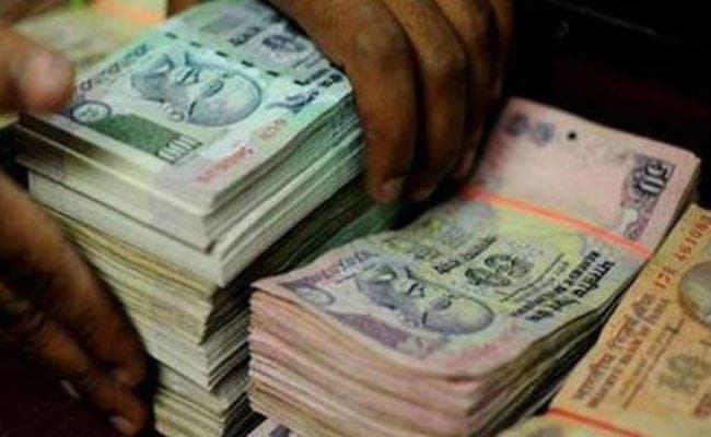 एसपी कार्यालय के समीप बेखाैफ अपराधियों ने दिनदहाड़े लूटे ढाई लाख रुपये, सीसीटीवी में कैद हुआ लूटकांड, देखें वीडियो