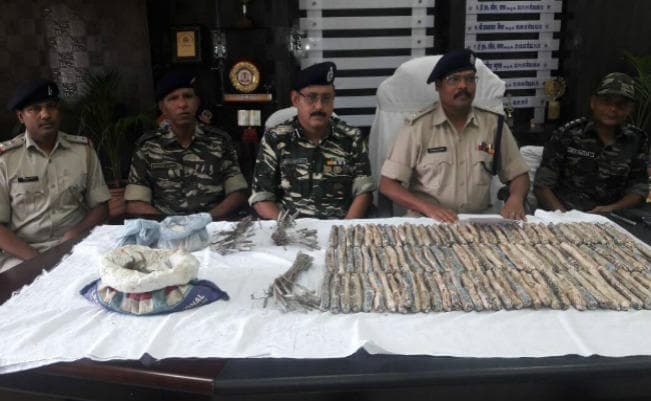 खूंटी पुलिस व सीआरपीएफ की संयुक्त छापेमारी में भारी मात्रा में विस्फोटक जब्त