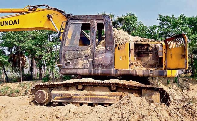 रंगदारी नहीं देने पर पोकलेन को जलाया, 1.75 लाख लूटे