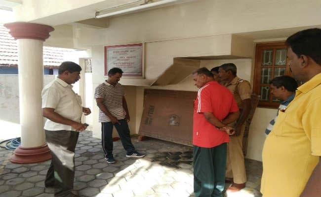 माकपा कार्यालय पर पेट्रोल बम से हमला