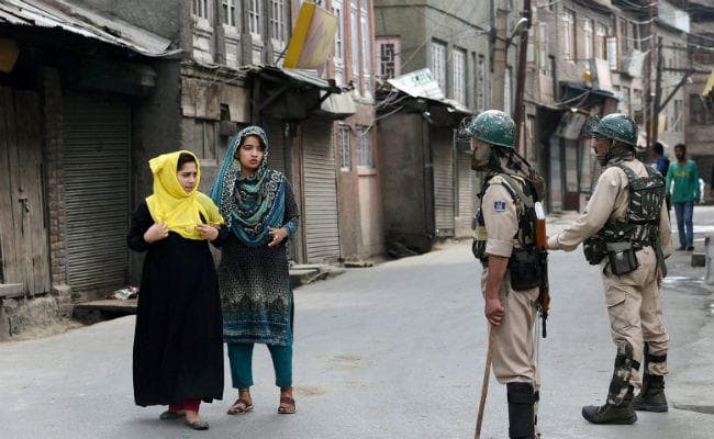 कश्मीर : सीआरपीएफ कैंप पर हमला, आतंकी के जनाजे में आतंकियों ने की ताबड़तोड़ फायरिंग