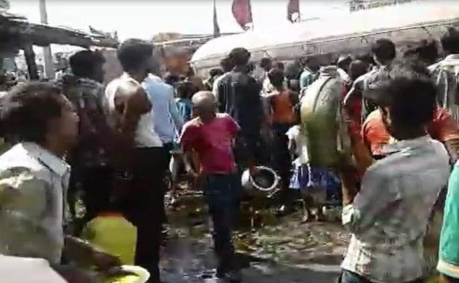 बिहार के गया में सरसों तेल के लिए मची लूट, देखें... VIDEO