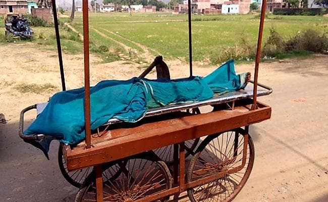 मानवता हुई शर्मसार : अज्ञात शव को ठेले पर लाद 5 किमी दूर दफनाने ले गये जीआरपी जवान