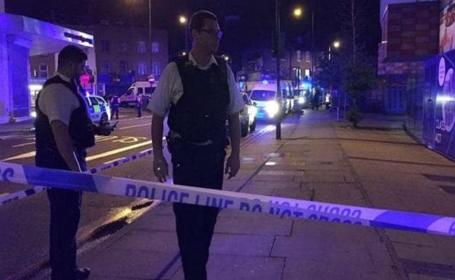 लंदन: मस्जिद से नमाज पढ़कर बाहर निकल रहे लोगों पर गाड़ी चढ़ायी, कई घायल