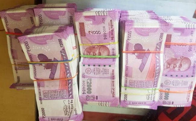 दो लाख के नकली नोटों के साथ तस्कर गिरफ्तार