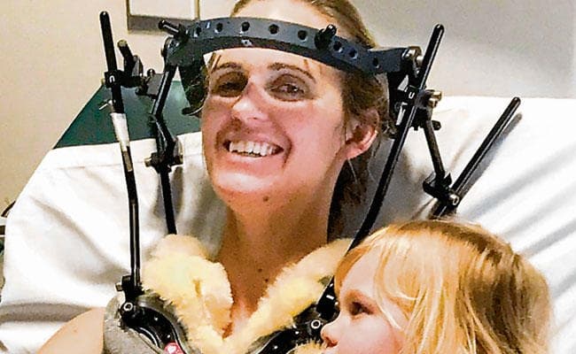 ....और हंसते-हंसते टूट गयी इस महिला के गले की हड्डी