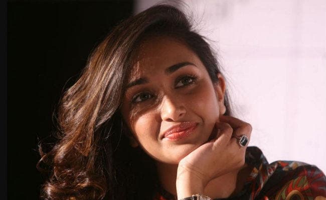 अदालत ने निचली अदालत से कहा, अभिनेत्री जिया मामले की सुनवाई आगे मत बढाइये