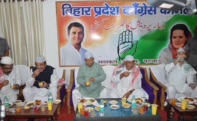 कांग्रेस की दावत-ए-इफ्तार में पहुंचे नीतीश, लालू व तेजस्वी