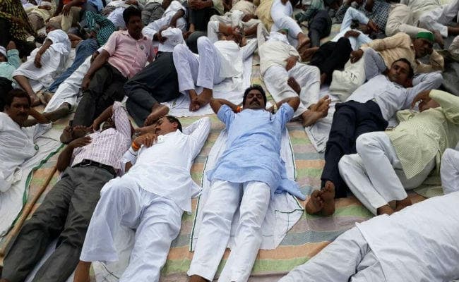 विरोध का अनोखा तरीका: योग दिवस पर एनएच-28 पर किसानों ने किया ''शवासन''