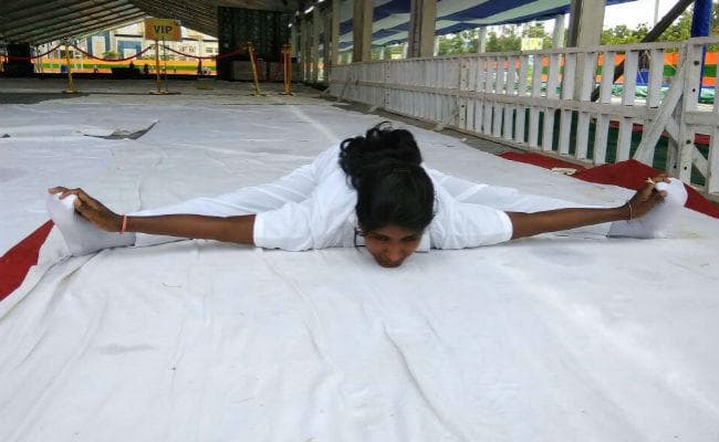 नौकरी के लिए ''योग सुंदरी'' अर्चना काट रही हैं दफ्तरों का चक्‍कर, 2 साल पहले CM रघुवर ने की थी घोषणा