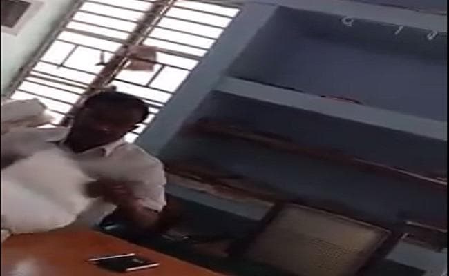 शिकायत करने पहुंचे पीड़ितों को ''थानेदार साहब'' ने दिखाया हिटलरी अंदाज, वीडियो वायरल