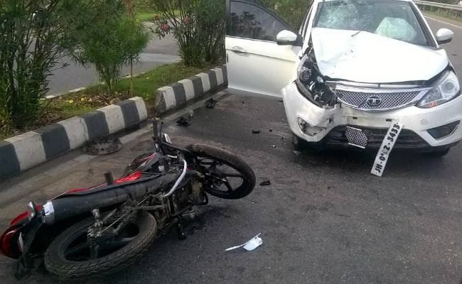पिठोरिया में कार-बाइक की टक्कर, दो गंभीर रूप से घायल