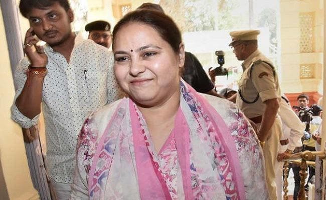 लालू की बेटी का ट्वीट, लिखा- आयकर विभाग एक मां से 5 घंटे करती है पूछताछ, क्या यही है न्याय