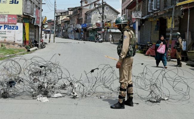 श्रीनगर : मस्जिद के बाहर भीड़ ने डीएसपी को पीट-पीटकर मार डाला