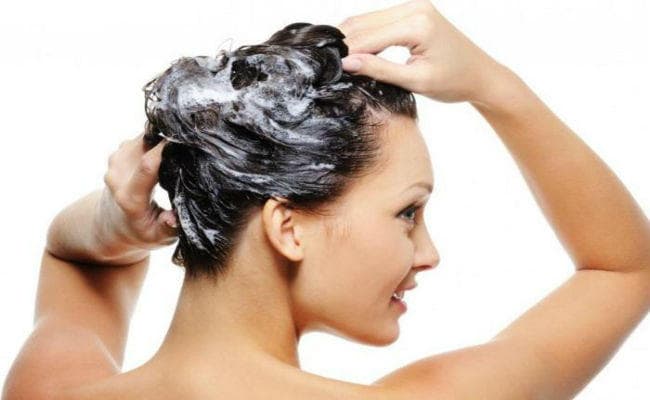 बालों में रोज करते है शैंपू तो छोड़ दें और अपनाए ये उपाय..
