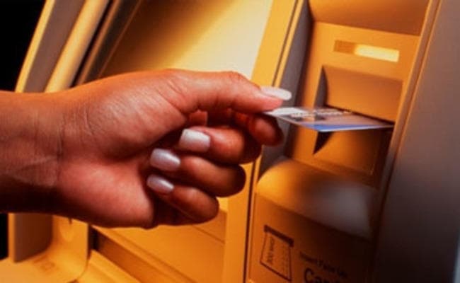 होशियार! जेब में न हो नकदी तो निकाल लें, तीन दिन तक गिरे रह सकते हैं एटीएम के शटर