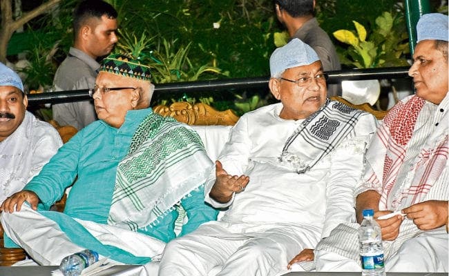 दावत-ए-इफ्तार : गले मिले नीतीश-लालू, पर नहीं हुई कोई सीधी बात, साफ झलकी तल्खियां