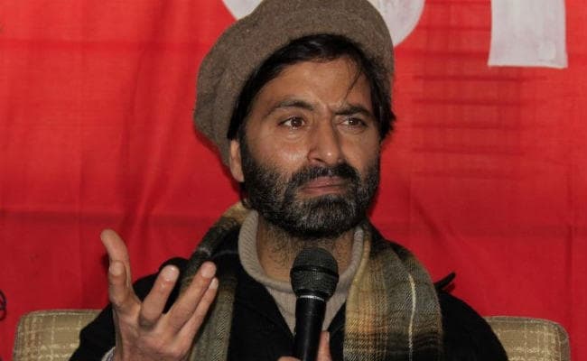 इन कुत्तों को मार क्यों नहीं देते, ये पागल हो गये हैं और समाज व शांति के लिए खतरा हैं, लोगों ने ट्विटर पर किया गुस्से का इजहार