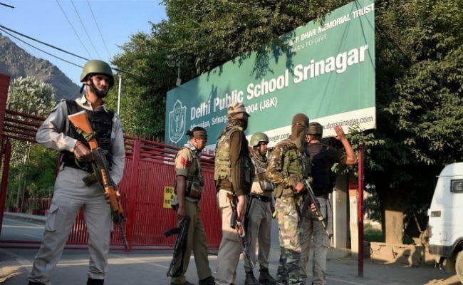 श्रीनगर में सीआरपीएफ के काफिले पर आतंकी हमला, एक जवान शहीद, एक घायल