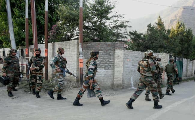 जम्मू-कश्मीर : स्कूल में छुपे दोनों आतंकवादियों को सुरक्षा बलों ने मार गिराया, मुठभेड में दो जवान घायल