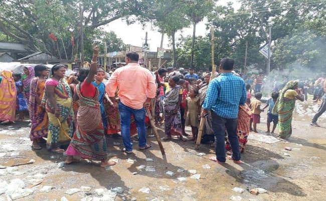 शराब बिक्री के खिलाफ सड़क पर उतरी महिलाएं, लाठी डंडा से लैस किया जोरदार प्रदर्शन